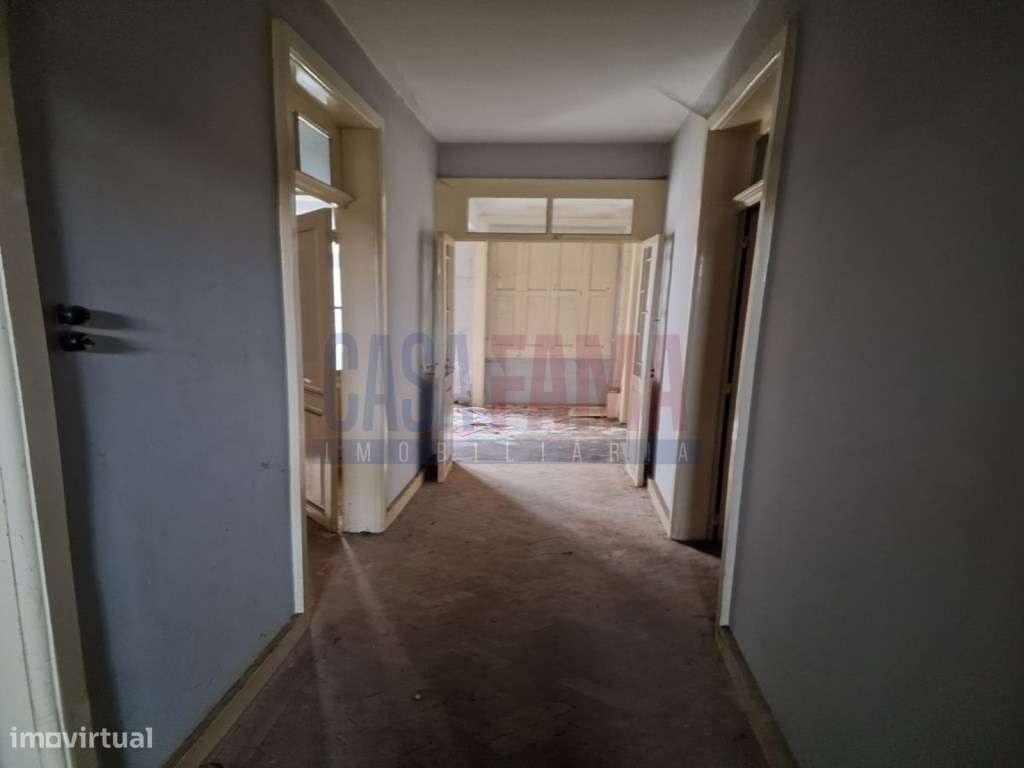 Moradia para restauro com projeto aprovado no Centro da Póvoa de Va... - Grande imagem: 2/13