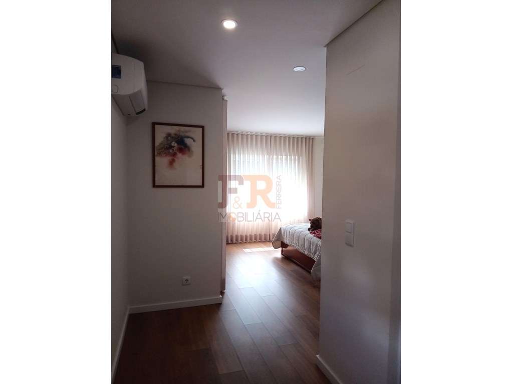 Excelente !!Apartamento T2 Semi- Novo com Varanda e Garagem-18