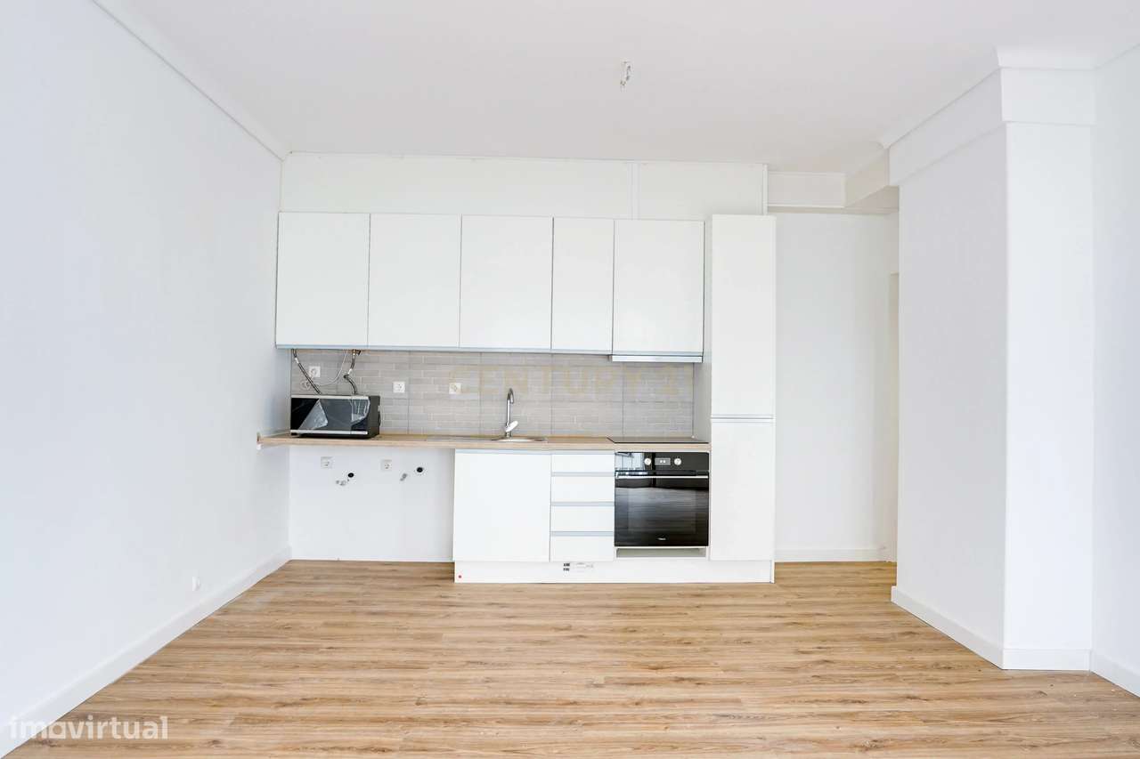 T2 transformado em T3, totalmente remodelado, localizado numa das zona-22