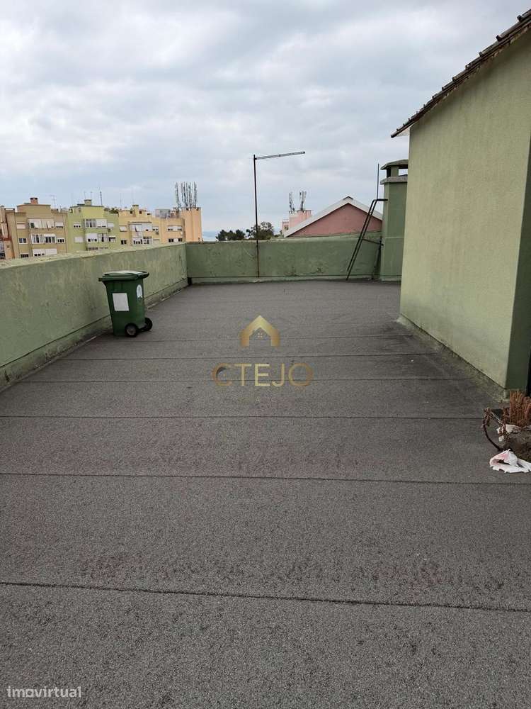 Apartamento T3 com vistas urbanas em Penha de França, Lisboa-14