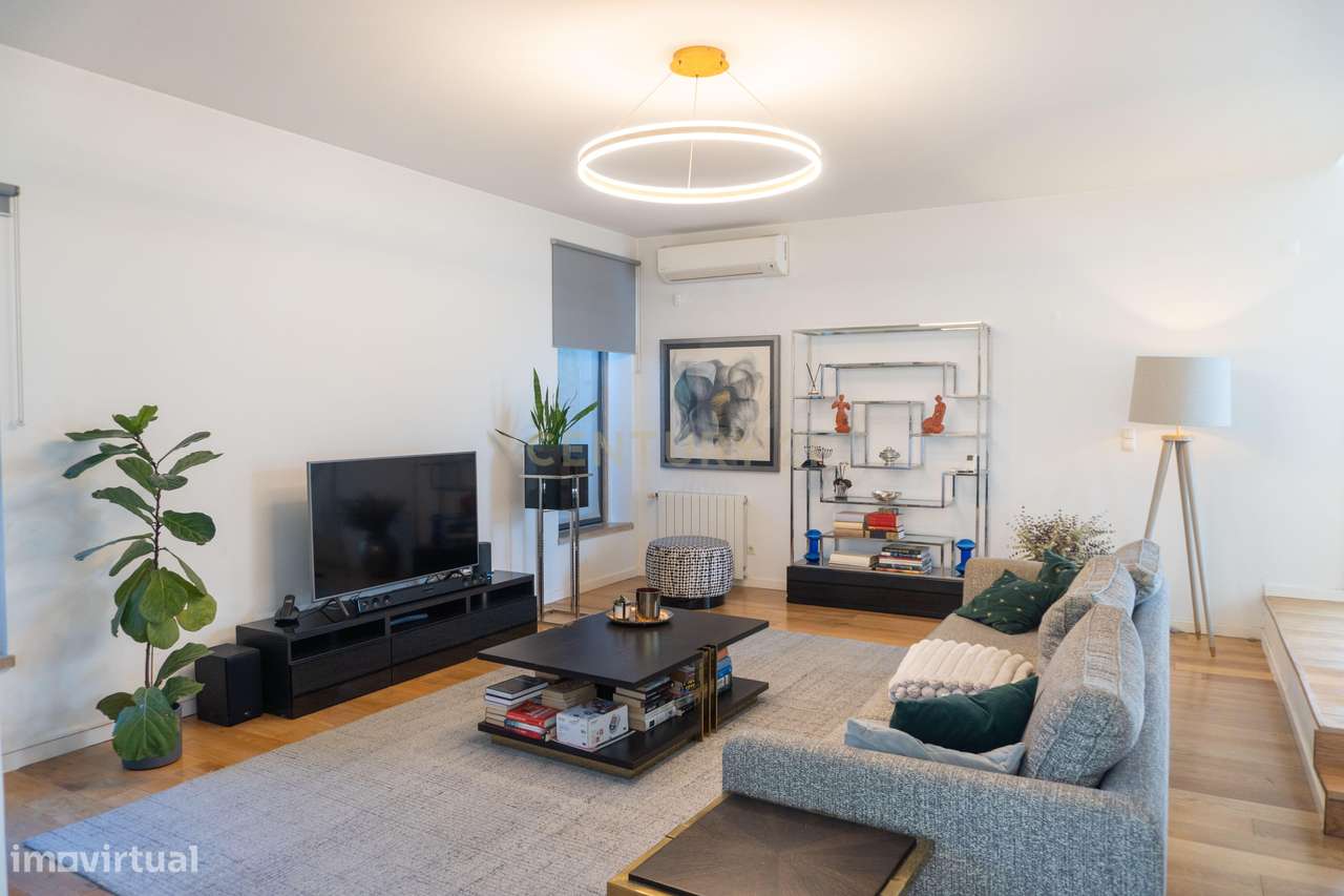 Moradia T4 independente com piscina e jardim em Caxias - Grande imagem: 5/39