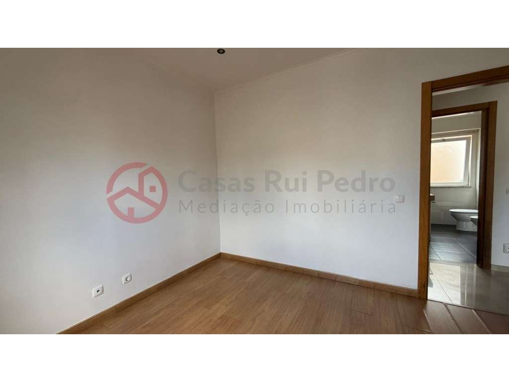 Apartamento T2 com logradouro e churrasqueira na Cova da Piedade, A...-21
