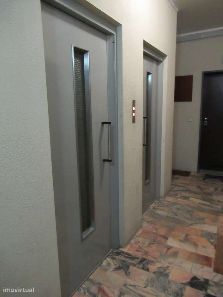 Apartamento T2 renovado na Amora, perto do rio-17