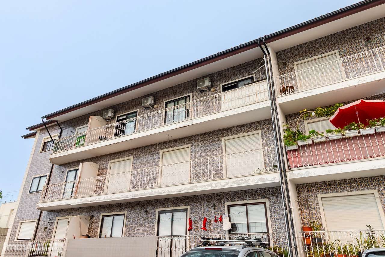 T3 de Excelência com T0 Independente, Garagem Fechada e 3 Lugares de E-39