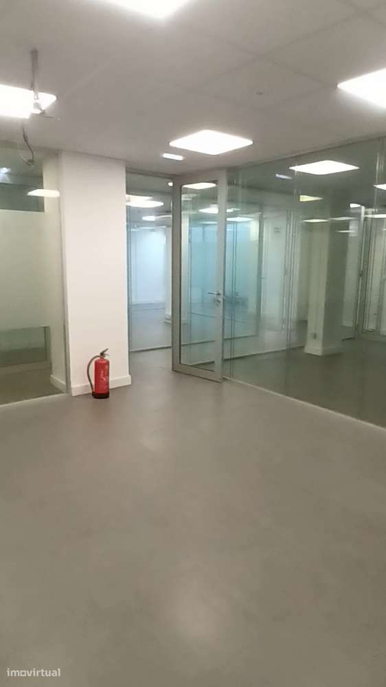 Loja para comércio e serviços na Estrada de Benfica. - Grande imagem: 2/10