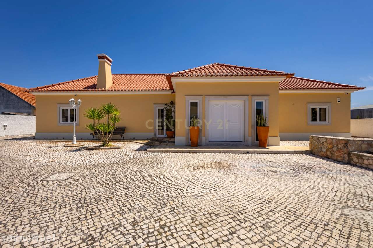 Moradia T5 Térrea com Piscina, Garagem e Lote de 2000 m² – Venda do Al-1