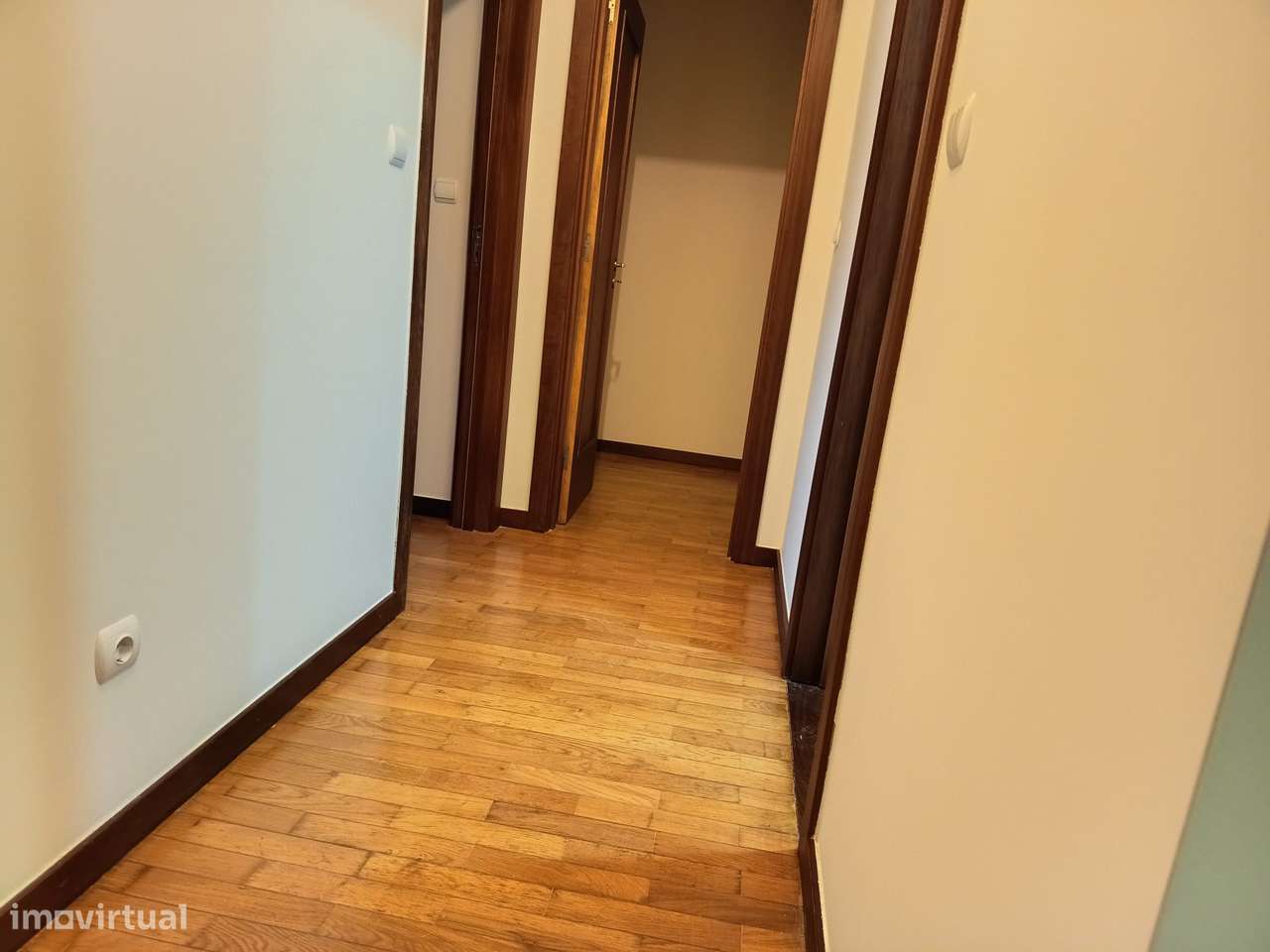 Magnífico T2, com 2 lugares de garagem, junto ao Mira Maia Shopping-16