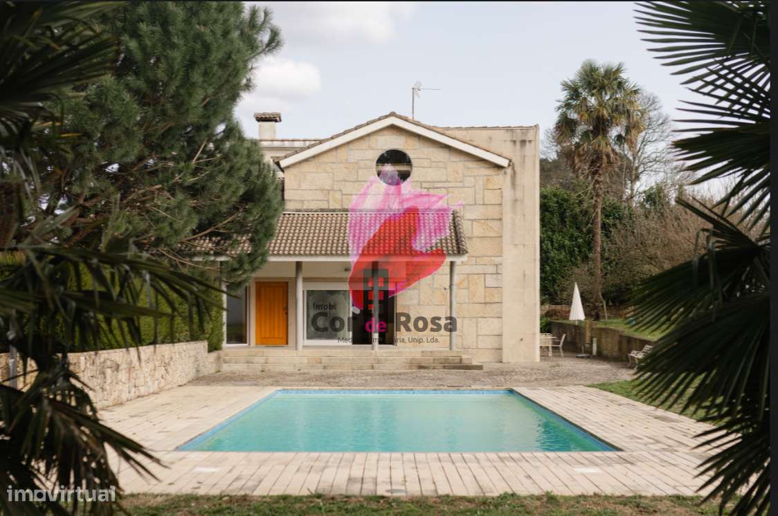 Casa Independente T4 + 2 com Piscina em Localização Privilegiada-26