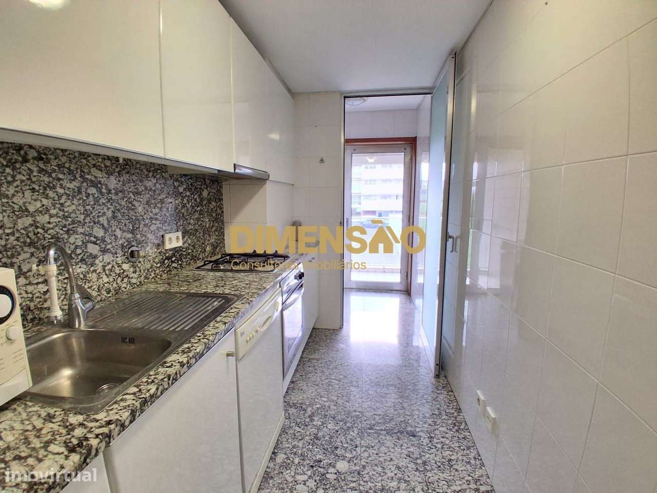 T1 com duas frentes e garagem Ref DCI153B-10