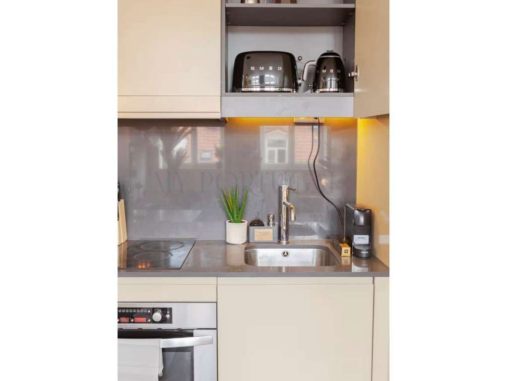 Refúgio de Design e Luz na Praça Dom Luís I - Onde o Rio encontra a...-10