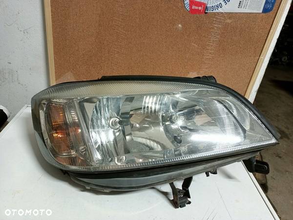 LAMPA PRAWA PRZÓD OPEL ZAFIRA A VALEO - 1