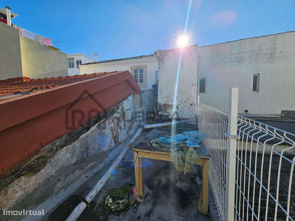 Moradia no centro histórico de Loulé com 2 pisos , armazém e casa-18