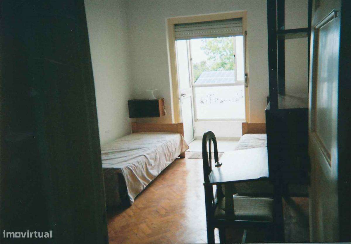 Quarto - localizado em Almada Lisbon - Grande imagem: 3/10