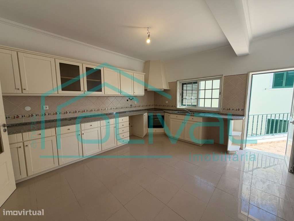 Moradia Tipologia T4 com Garagem e Logradouro-24
