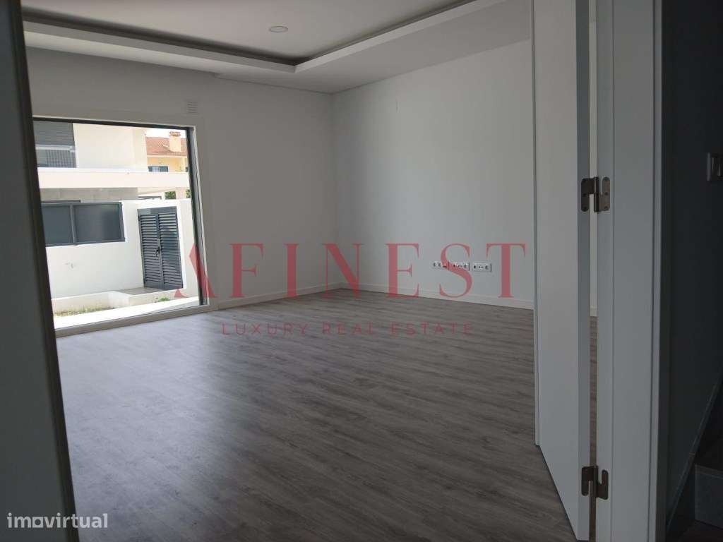 Moradia T3+1 com Excelentes Áreas e Espaço Exterior | Fernão Ferro - Grande imagem: 5/14