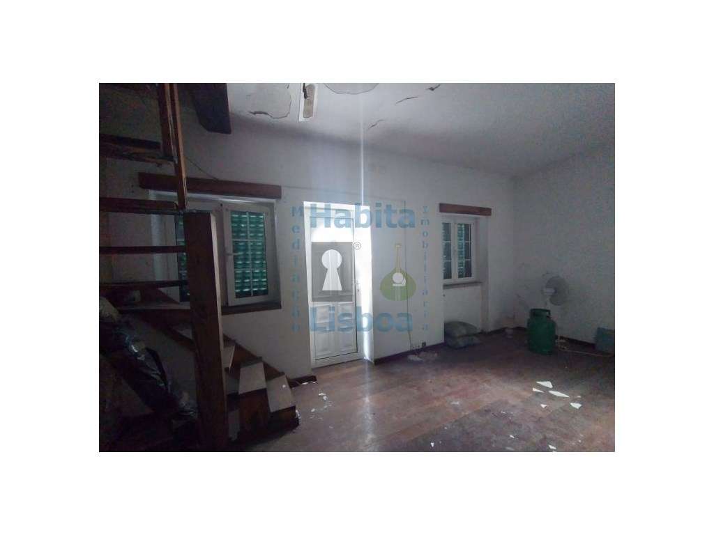 Moradia remodelada com terraço Junto à Baia do Seixal-7