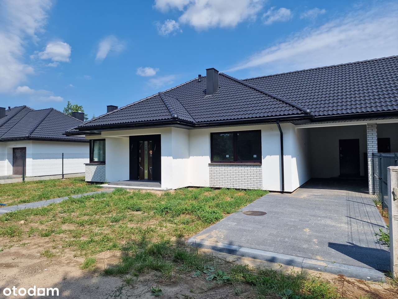 Nowoczesny Dom  z Wiatą Garażową-1