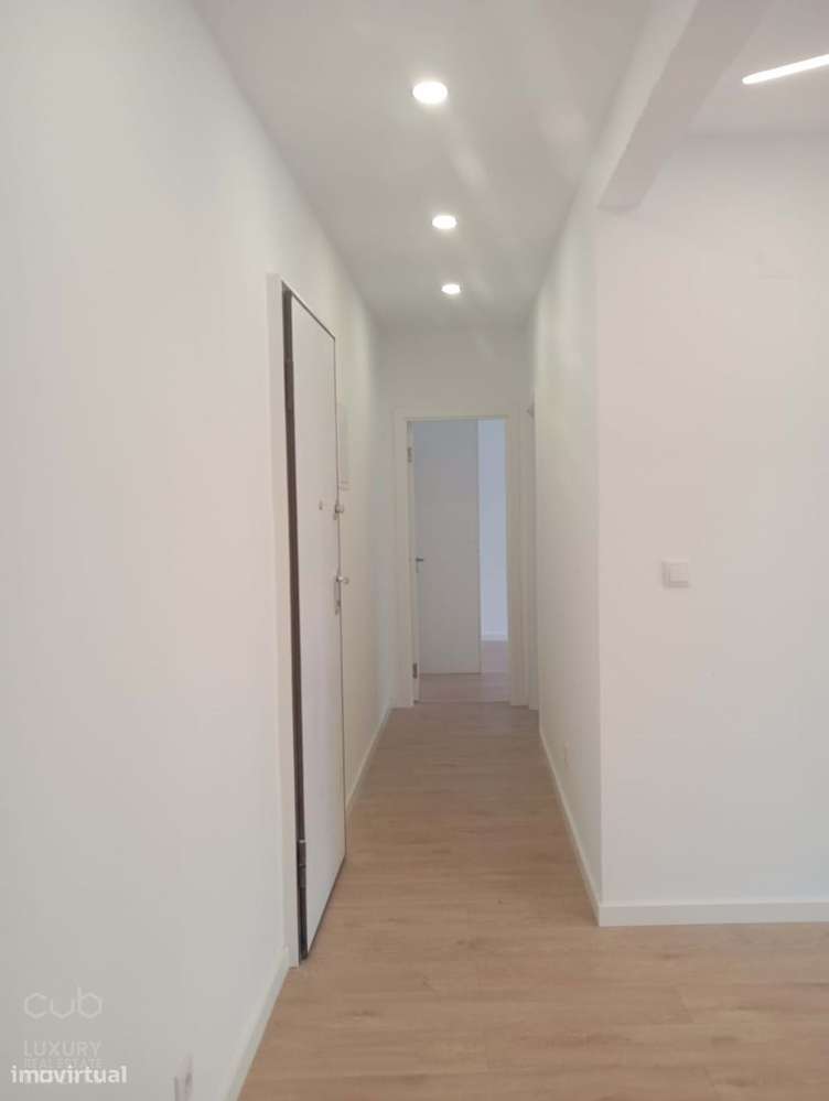 Apartamento T2 Remodelado no Coração de Almada — Elegância, Luz e Cent-8