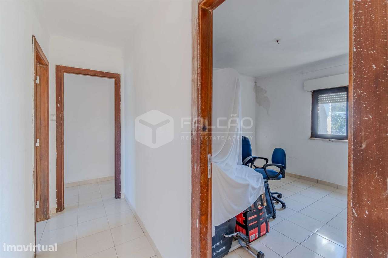 Moradia T3 em Alcobertas com lareira, varanda e potencial de investime-14