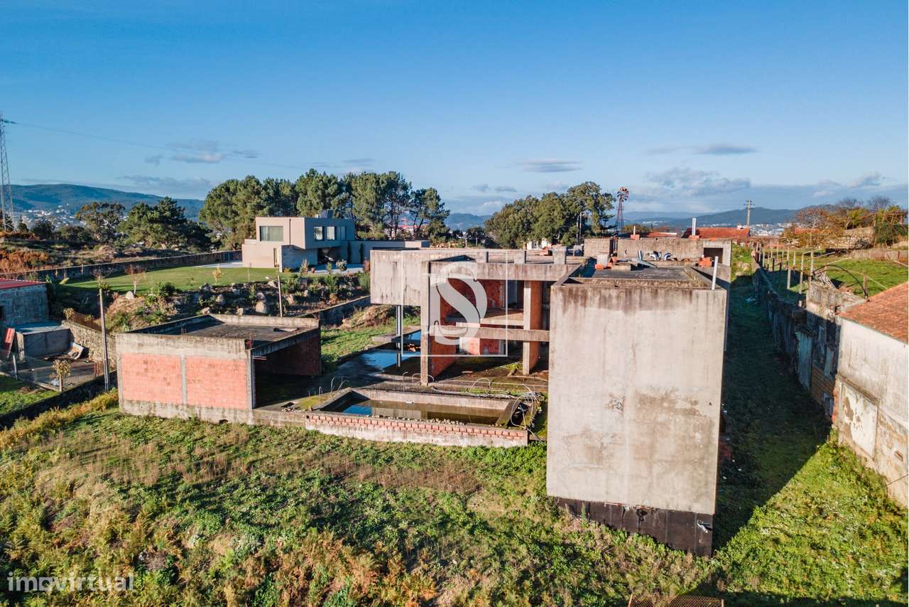 Projeto de Luxo para Concluir – Terreno + Estrutura em Alvelos-16
