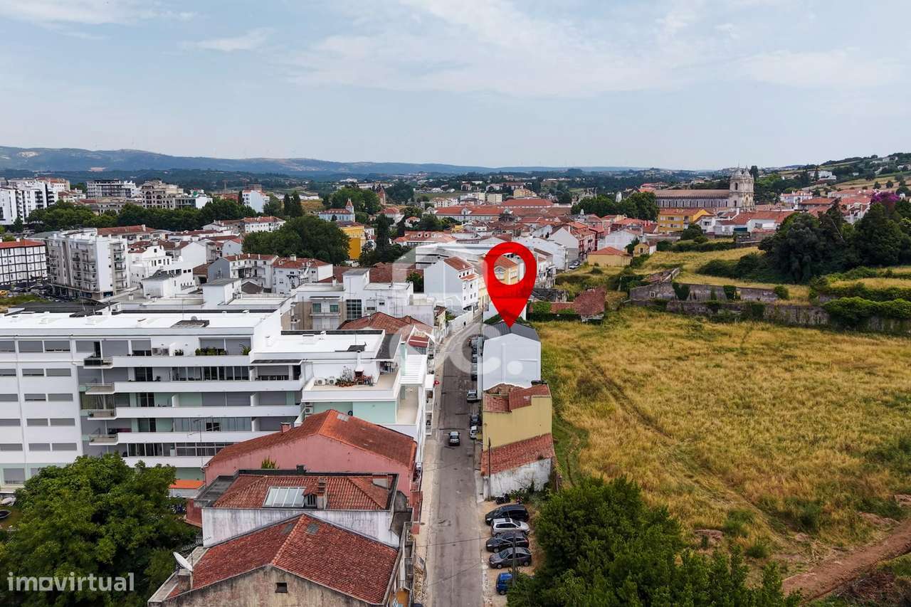 Moradia em banda perto do Mosteiro da cidade de Alcobaça.-29