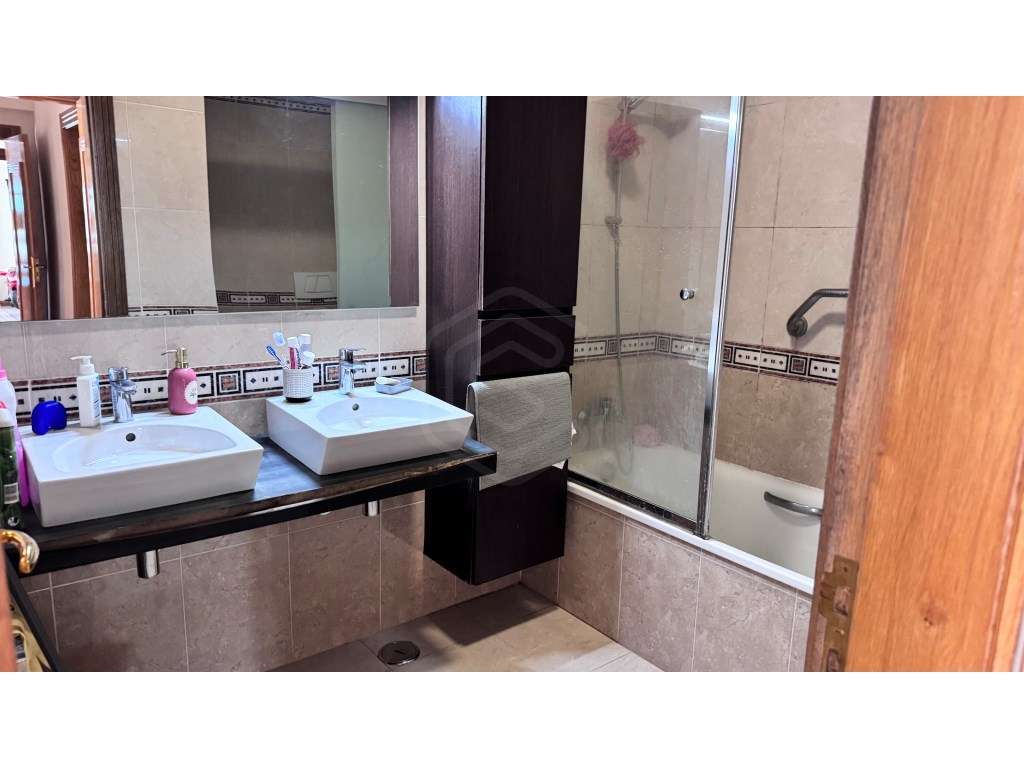 Apartamento T4, no centro com 2 estacionamentos, Faro, Algarve - Grande imagem: 3/41