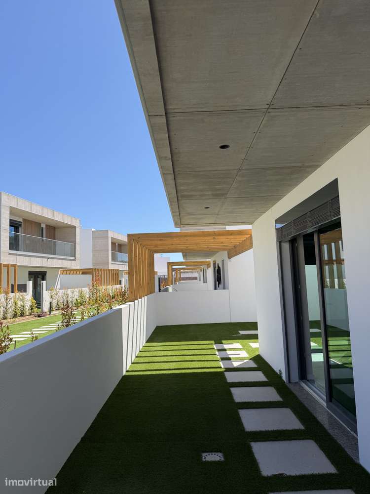 Moradia T4 com piscina, terraço e garagem em Ferreiras-29