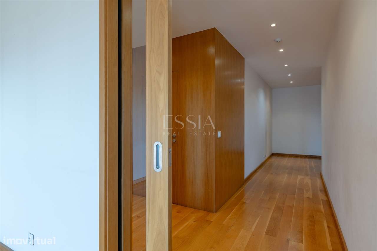 T3+1 com Varanda, 2 Lugares de garagem e Layout Personalizado, Ramalde-14