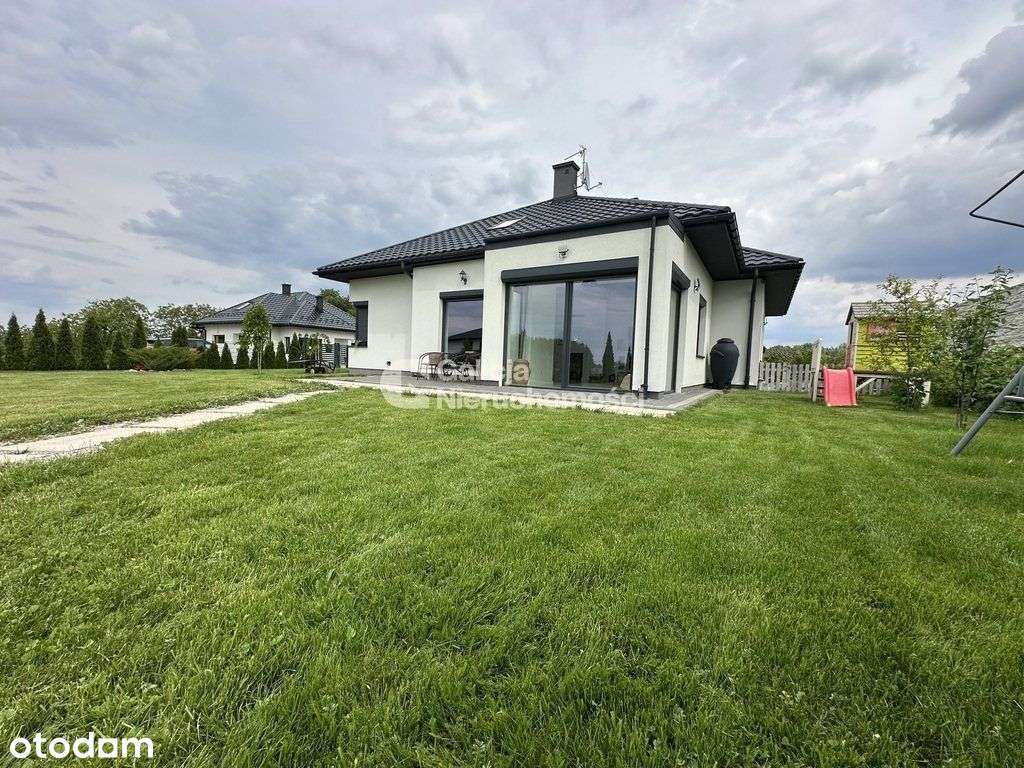 Komfortowy dom parterowy z użytkowym poddaszem-16