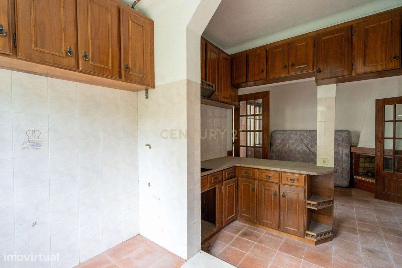 Moradia de dois pisos de tipologia T4 com terreno-12