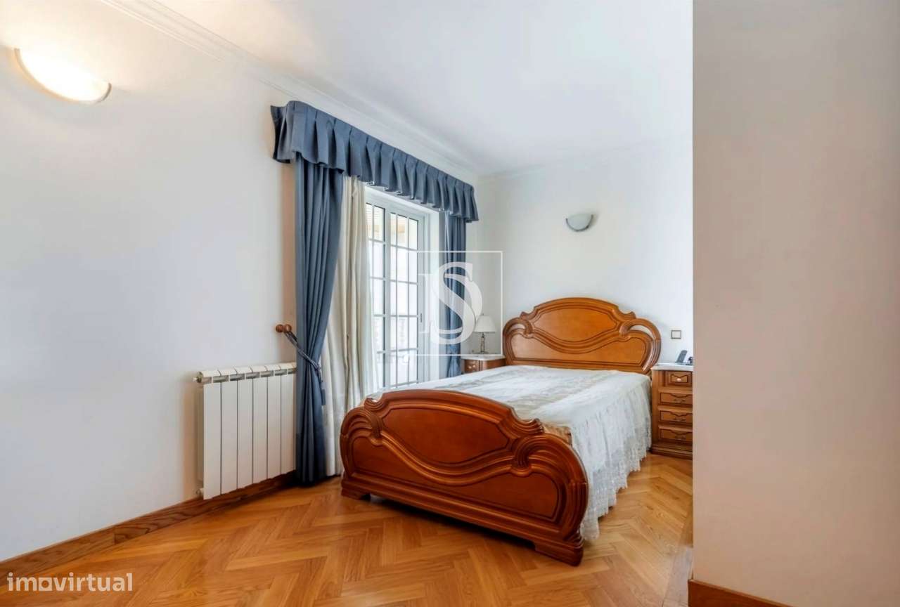 Moradia Independente T6 com 6 suítes e Piscina-23