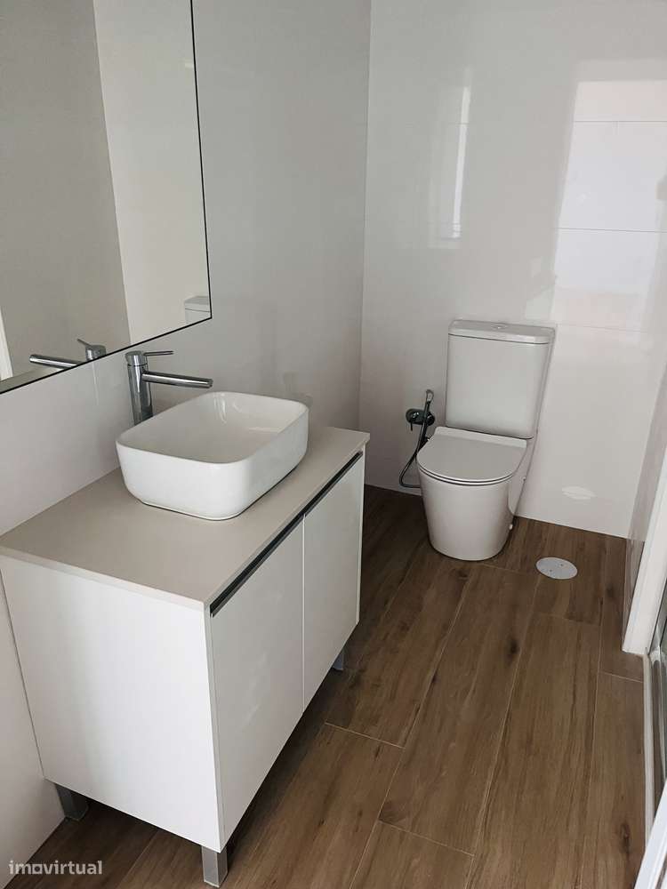 Arrendamento – Apartamento T2 Renovado e Luminoso com Garagem - Grande imagem: 4/6