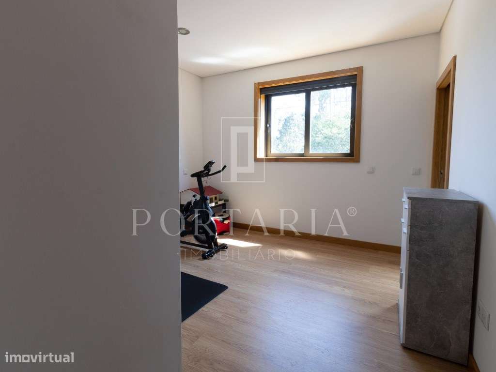 Fantástica moradia V4 isolada com piscina-23