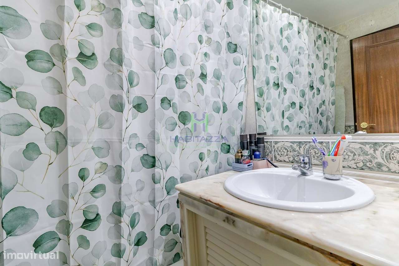 Apartamento T3 no último Piso, com 3 Frentes e Vistas Desafogadas em L-24