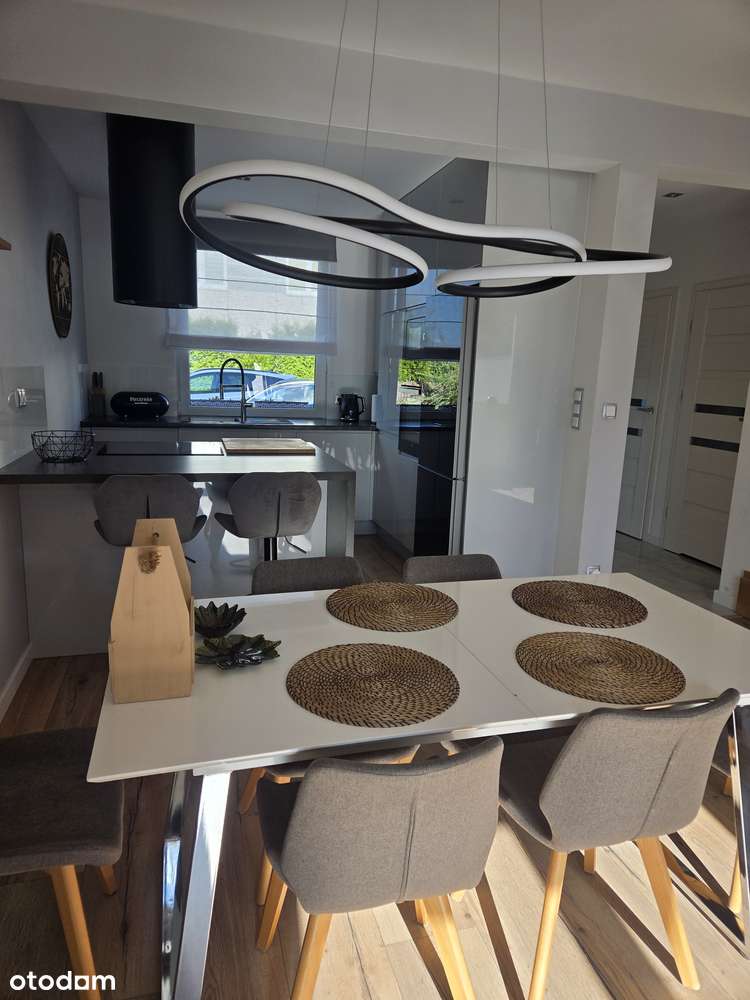 Nowoczesny dom z kilkoma miejscami postojowymi w spokojnej okolicy - Pełny obrazek: 5/19