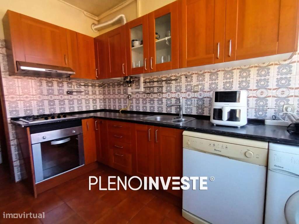 T2 com Excelente Potencial + Arrecadação de 40m2 em Corroios-0