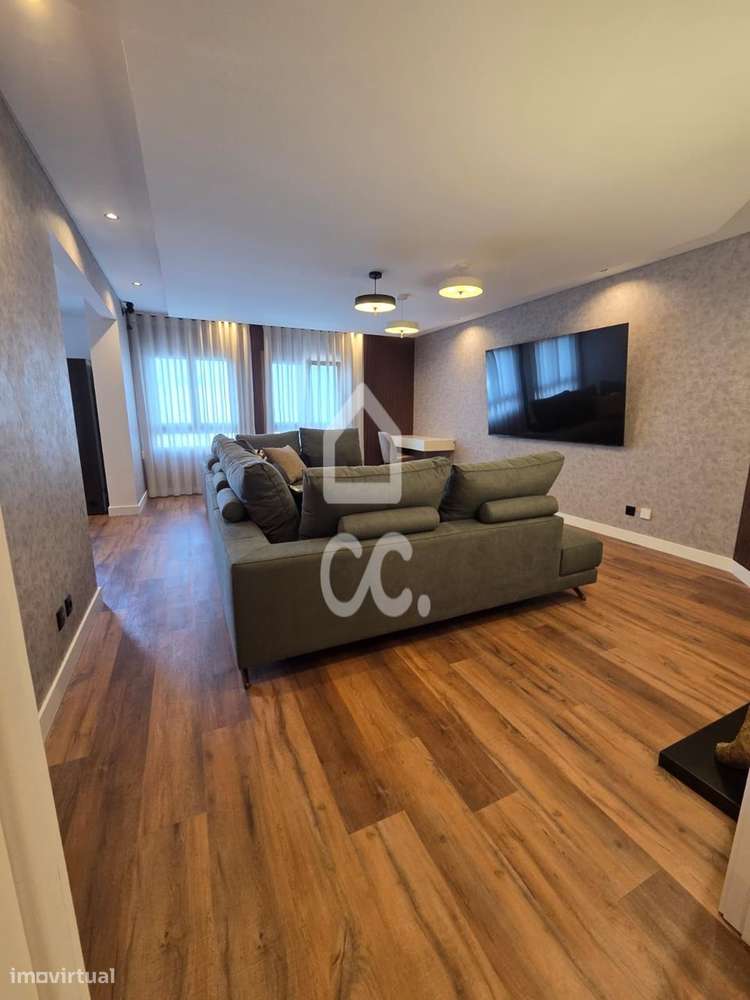 Apartamento T1 na Venda do Pinheiro com Garagem, Elevador e AC-5