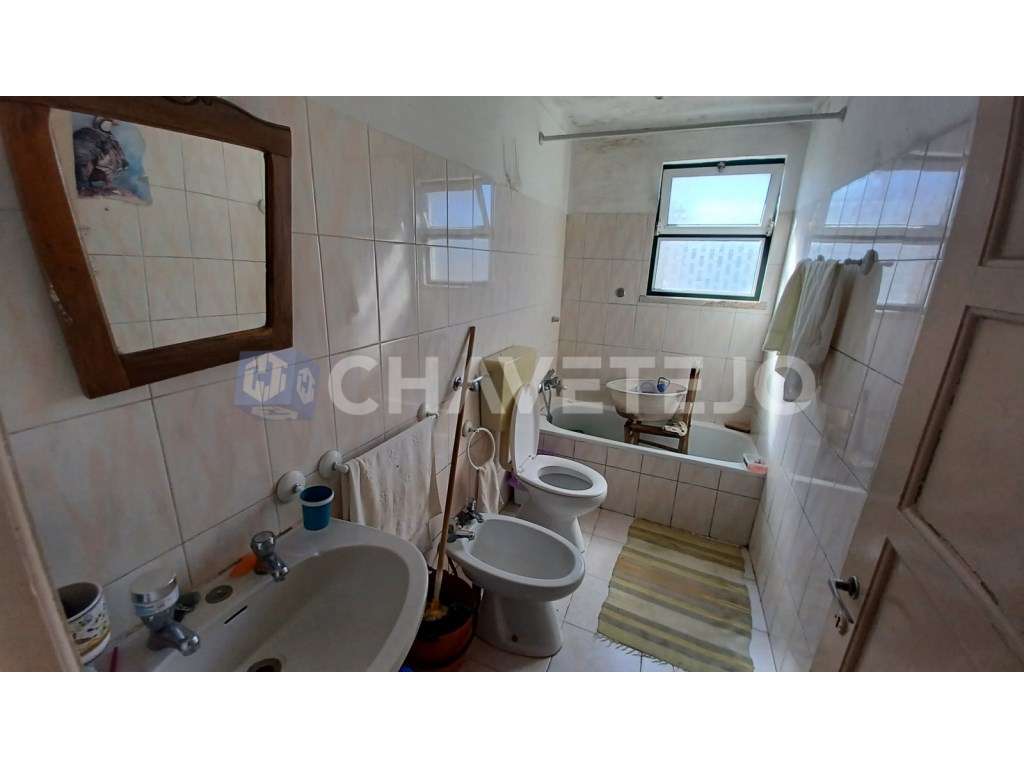 Prédio com habitação, armazém, e logradouro a 3 minutos de Tomar.-23