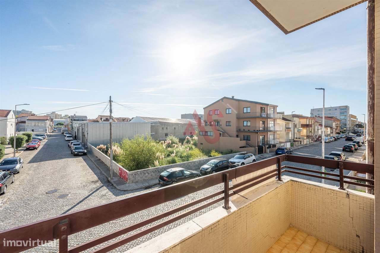T2 a 400 metros da praia com varanda e garagem box | Caxinas, Vila do-9