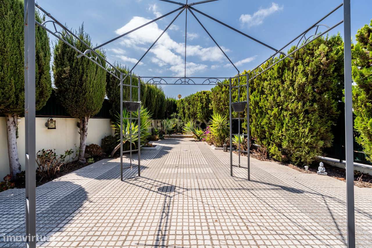 Moradia Independente T3, com Piscina e Amplo Espaço Exterior, em Algoz-23