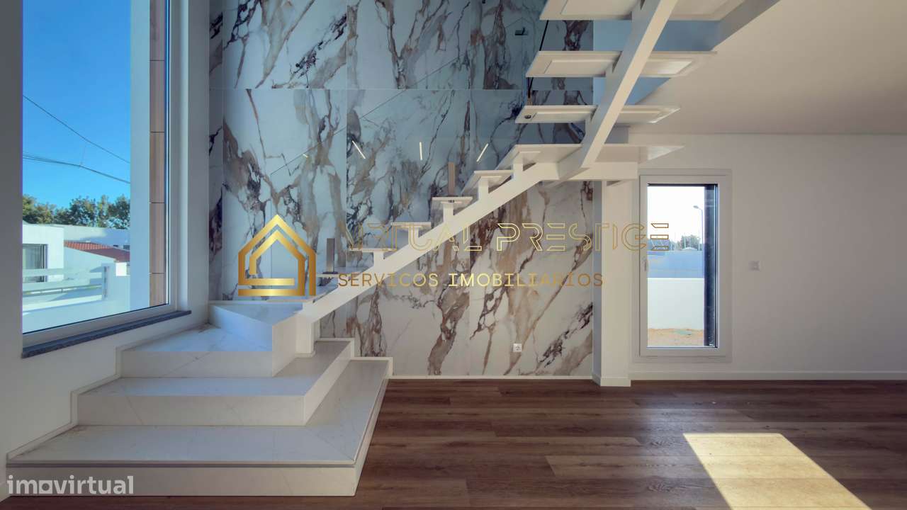 Moradia T4 moderna na Charneca da Caparica com piscina, jardim e ga...-11