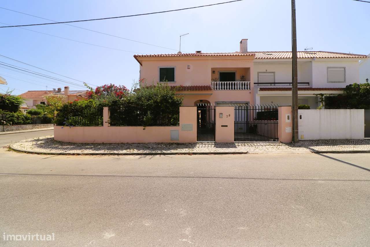 Moradia T4 com Piscina, Cave Ampla-5