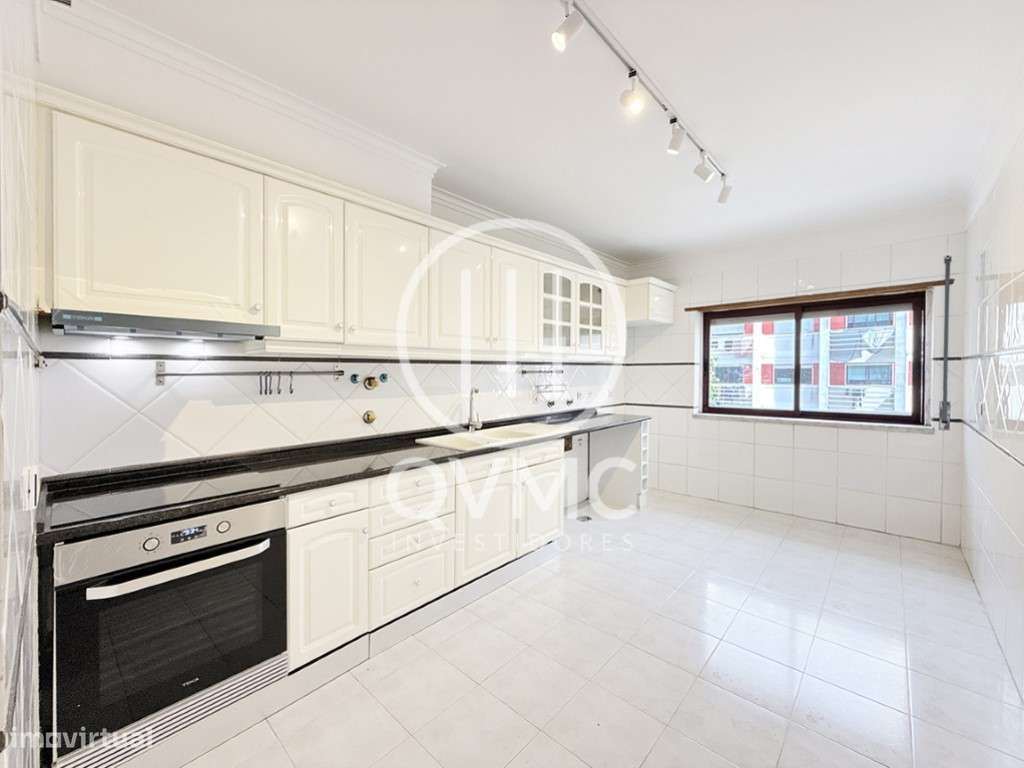 Apartamento T1 na Cavaleira com parqueamento e varanda-7