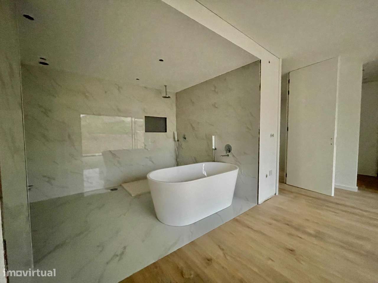 Moradia de Gaveto com dois pisos e garagem lateral-48