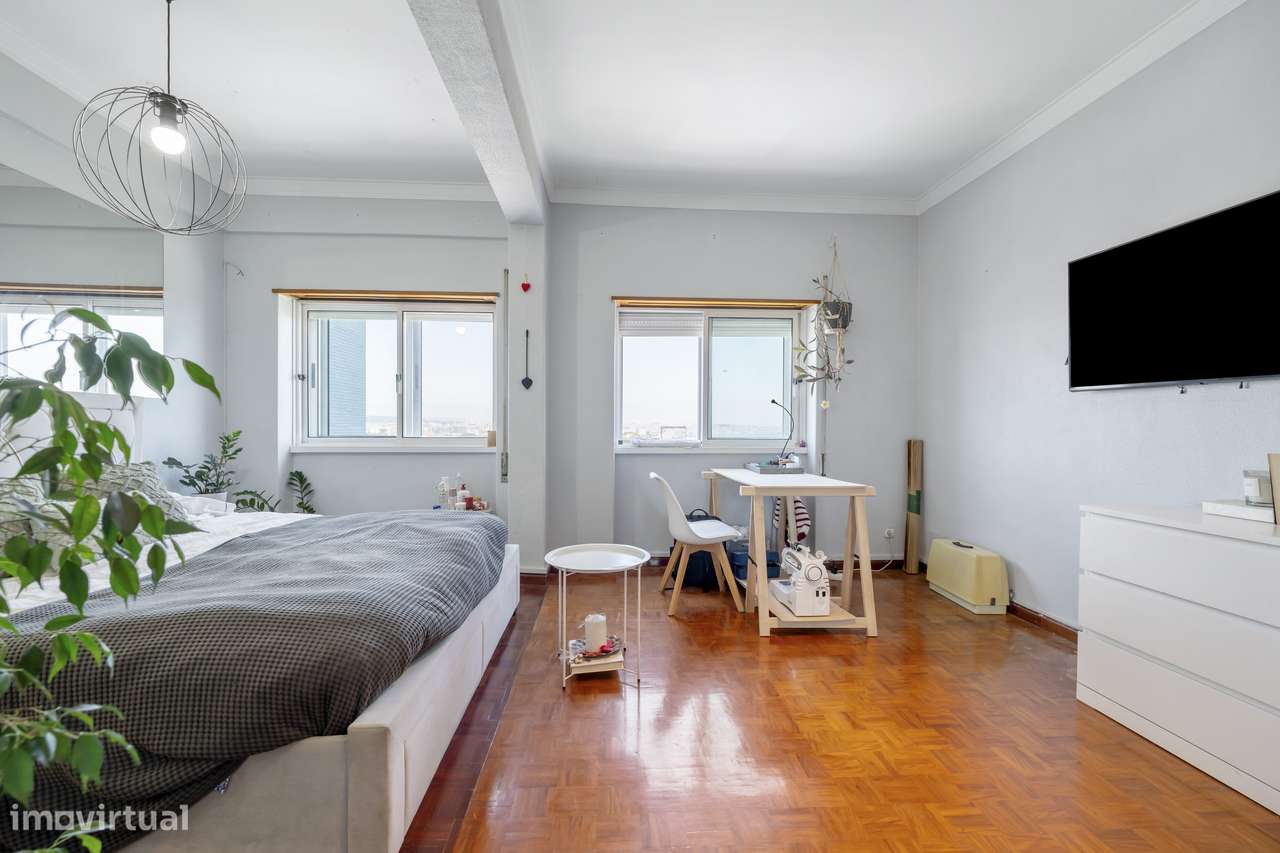 Apartamento T3 Transformado em T2 com Vista sobre o Rio Tejo-14