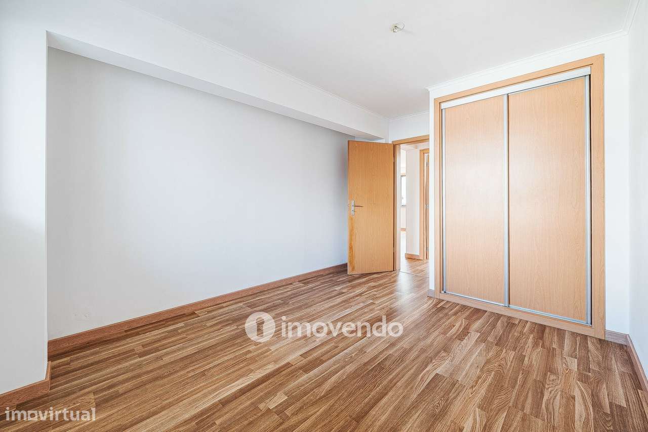 Apartamento T2 com cozinha equipada e estacionamento, na Ameixoeira-19