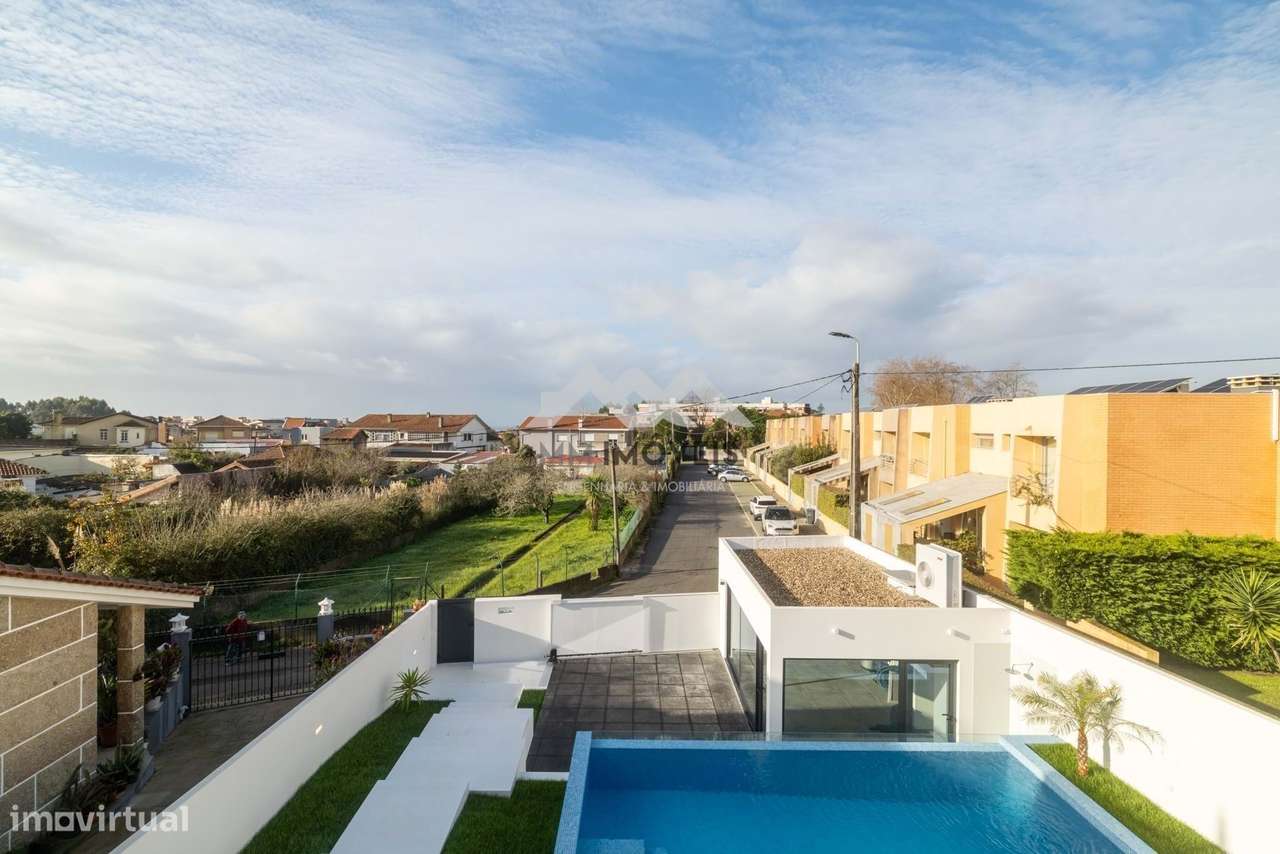 Moradia T3+1 | NOVA | Piscina | Francelos | 4 Frentes | Box | Praia-44