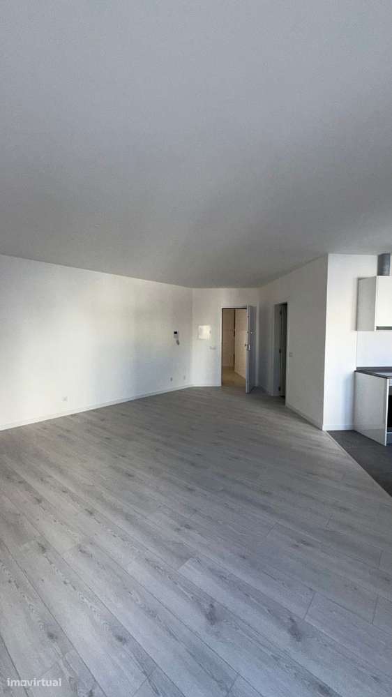 Apartamento T0 com parqueamento e vistas de mar-24