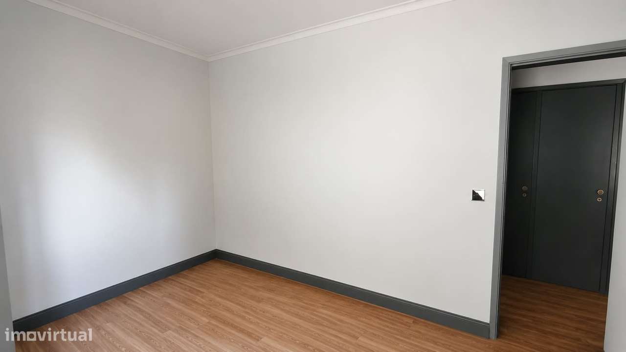 Apartamento T3 com Terraço Amplo e Exposição Solar na Ramada-11