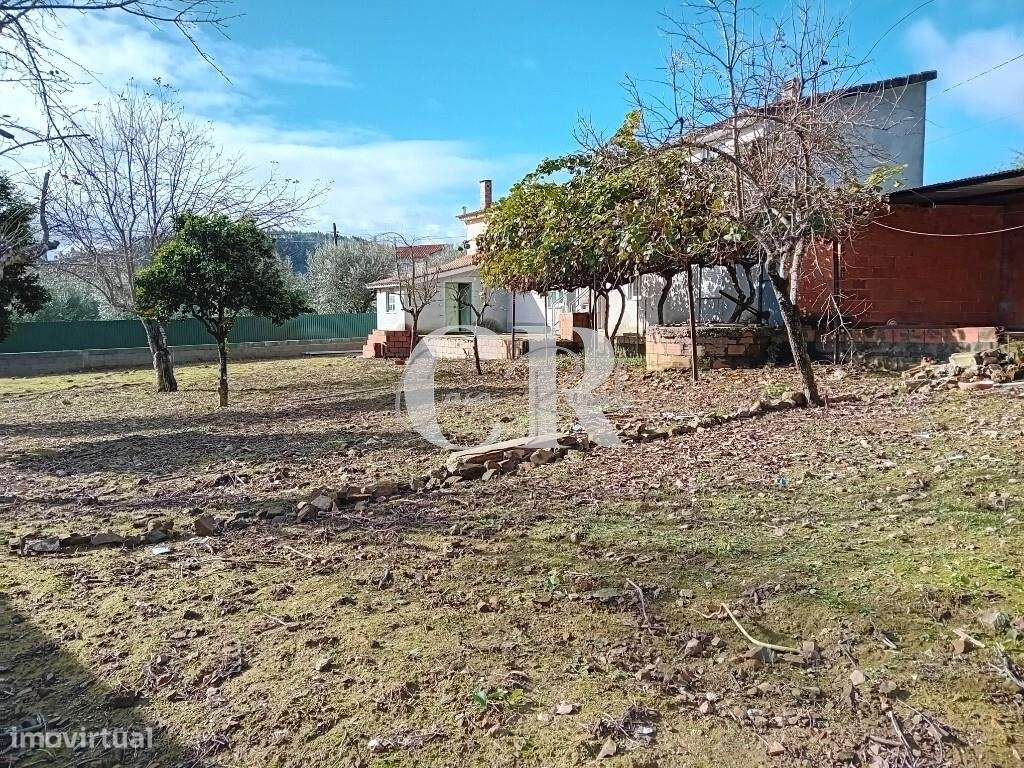 Propriedade de 2 andares com jardim, poço, parqueamento e anexos em Ce - Grande imagem: 5/32